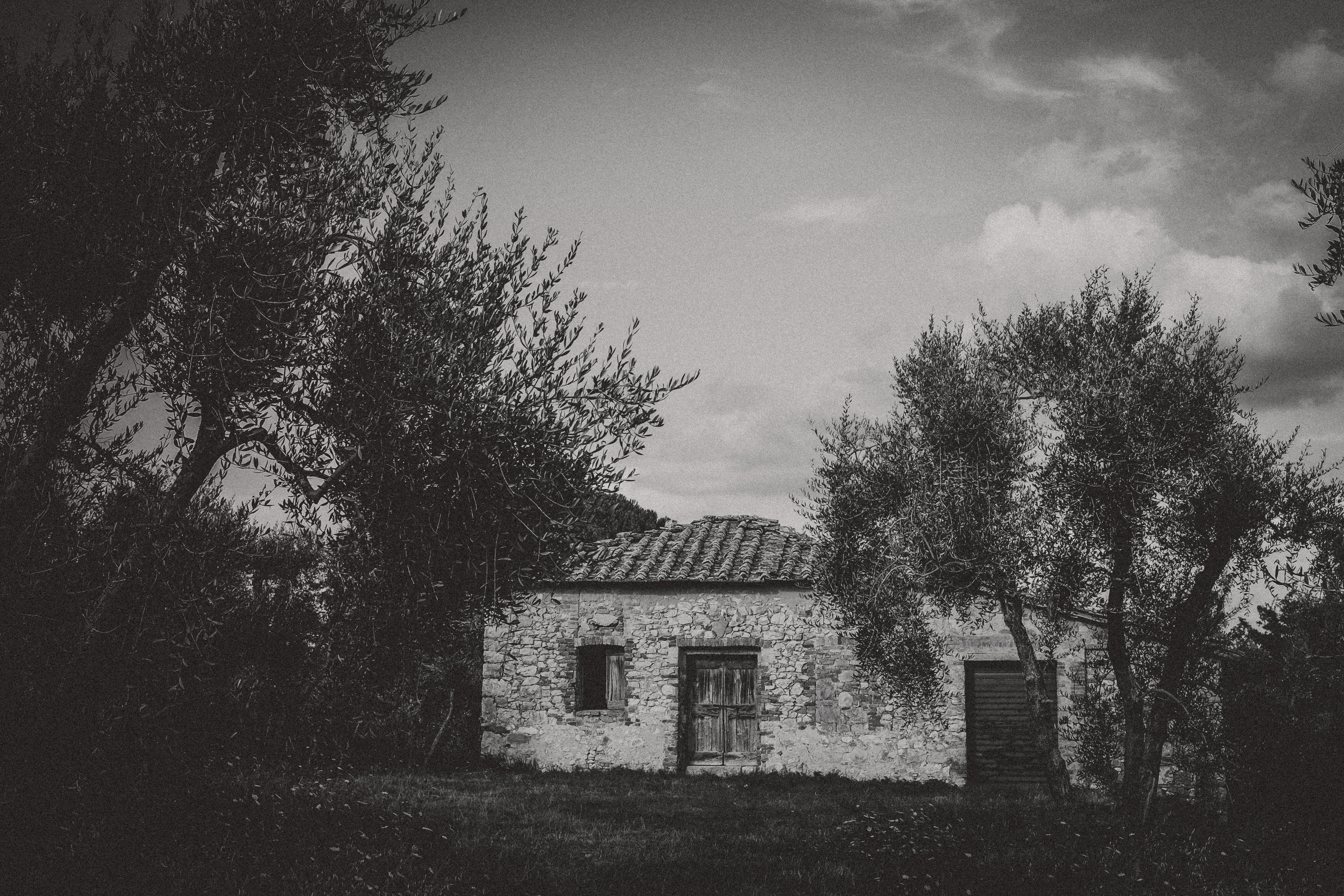 Abandoned cottage in Tuscan countryside - Notice the Space
