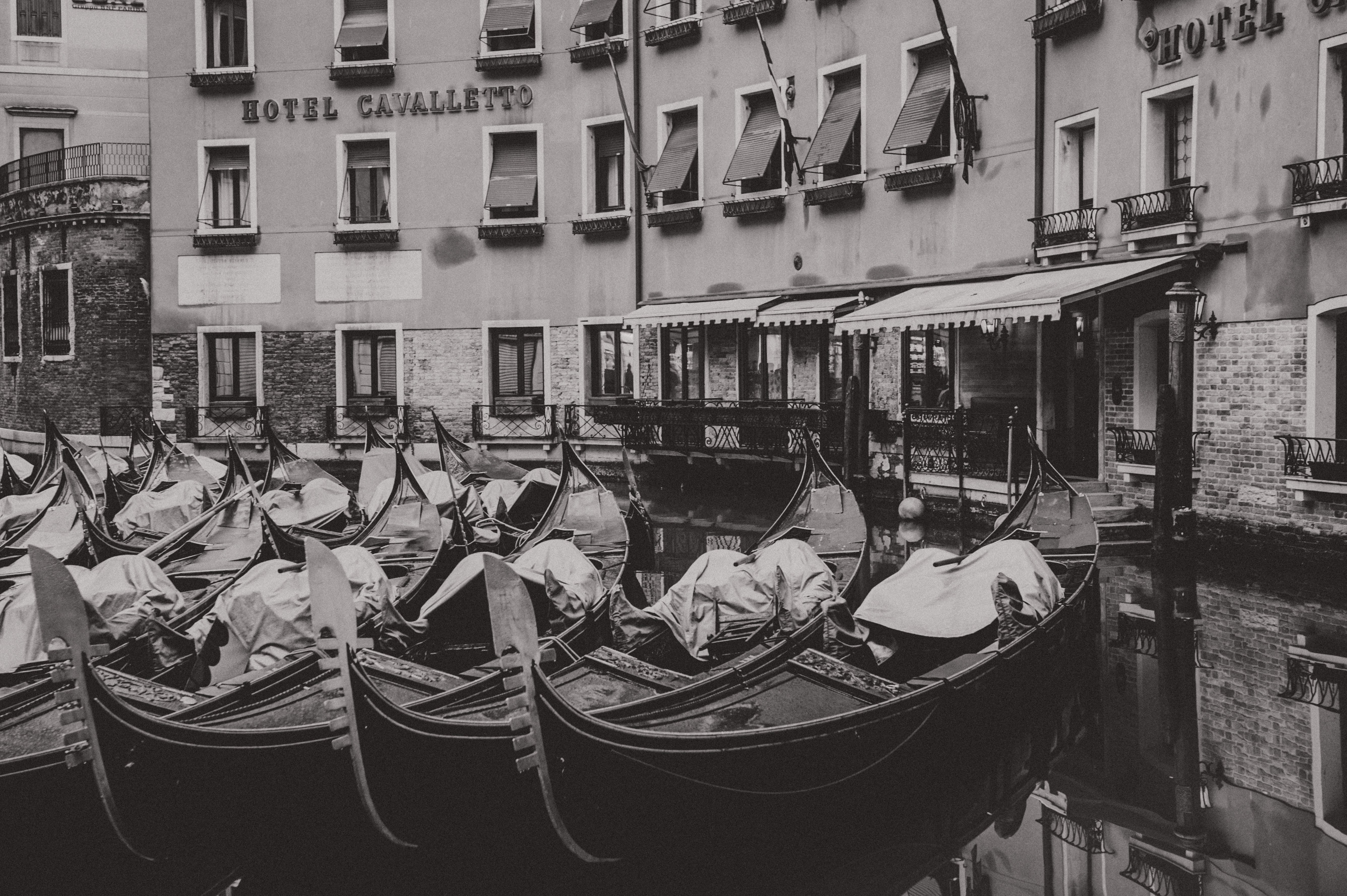 Gondolas at Hotel Cavalletto - Notice the Space